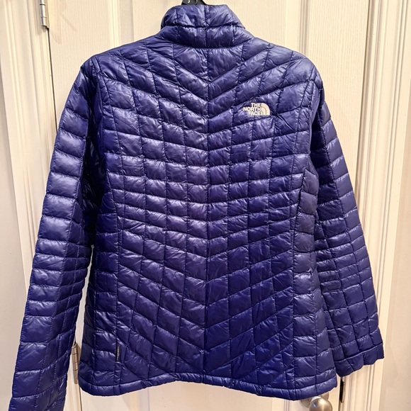 The North Face womens Thermoball Navy Quilted Jacket. Size large - Picture 4 of 5